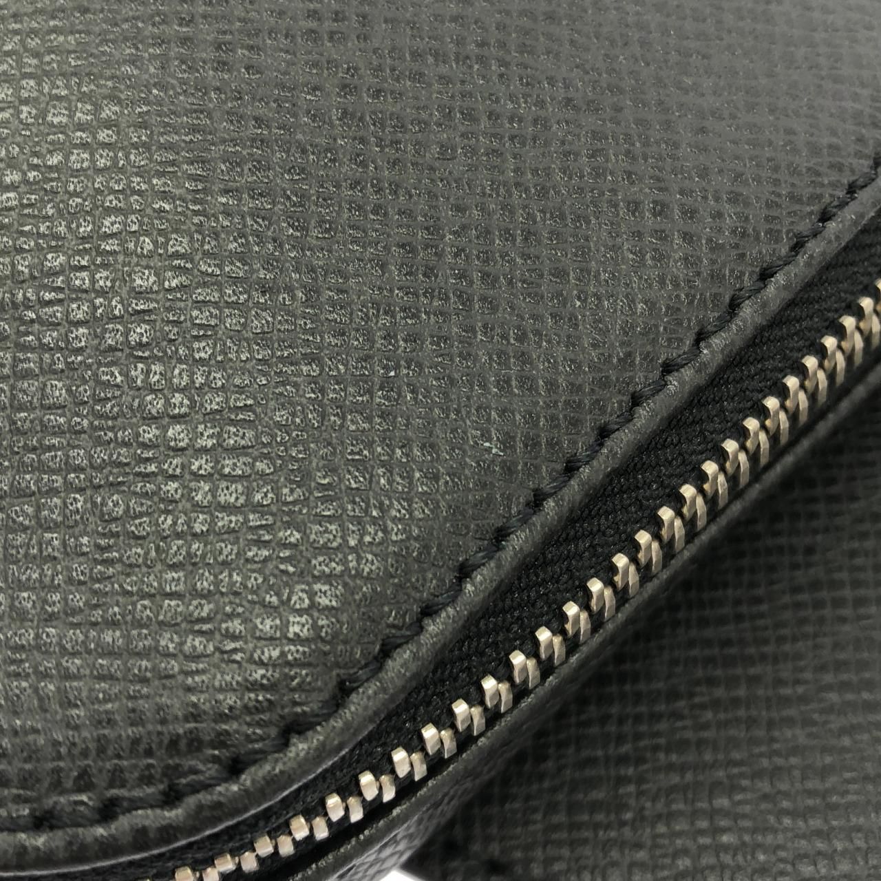 Louis Vuitton Taiga Avenue Sling — view 7