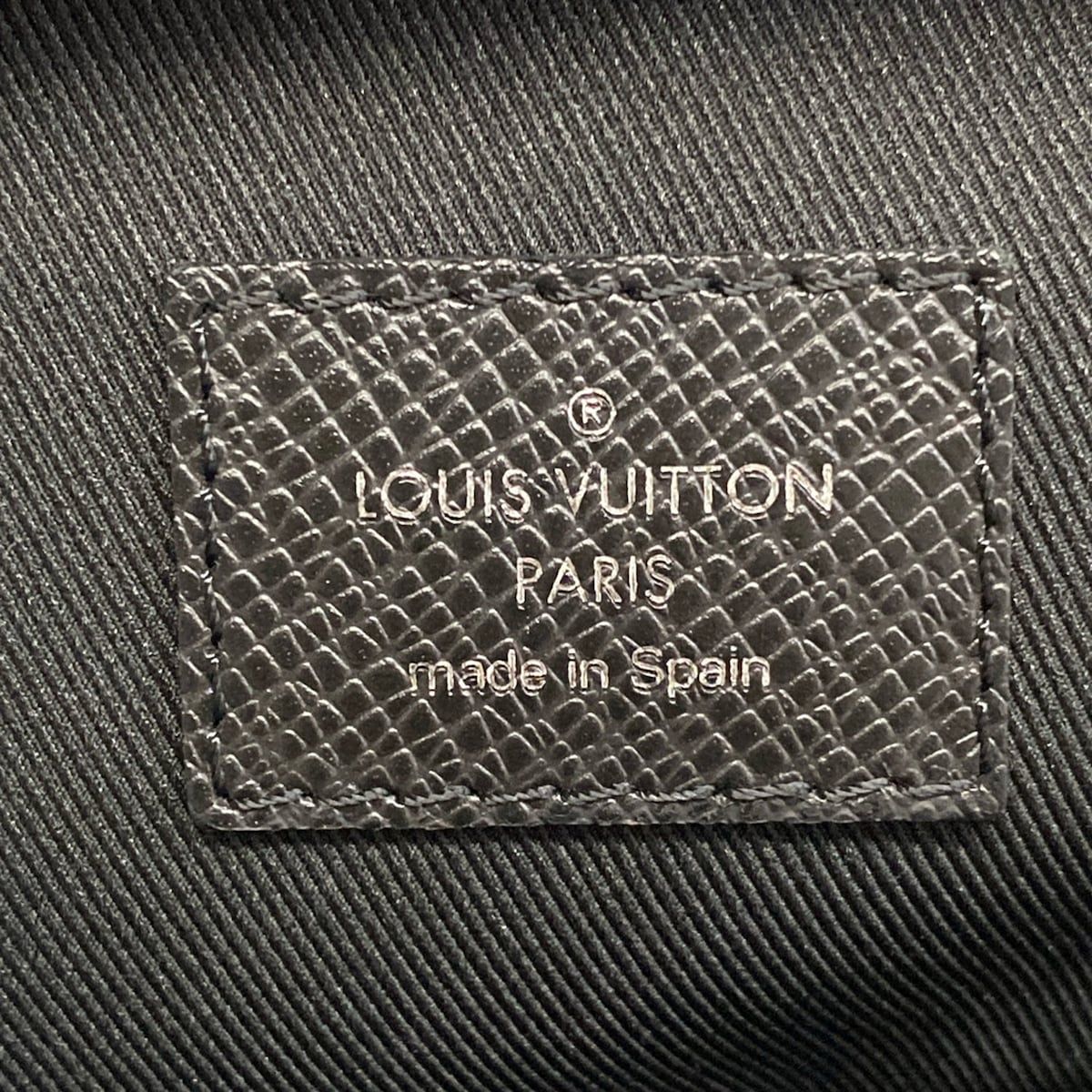 Louis Vuitton Shoulder Bag Taiga Avenue Noir Leather Cowhide — view 9