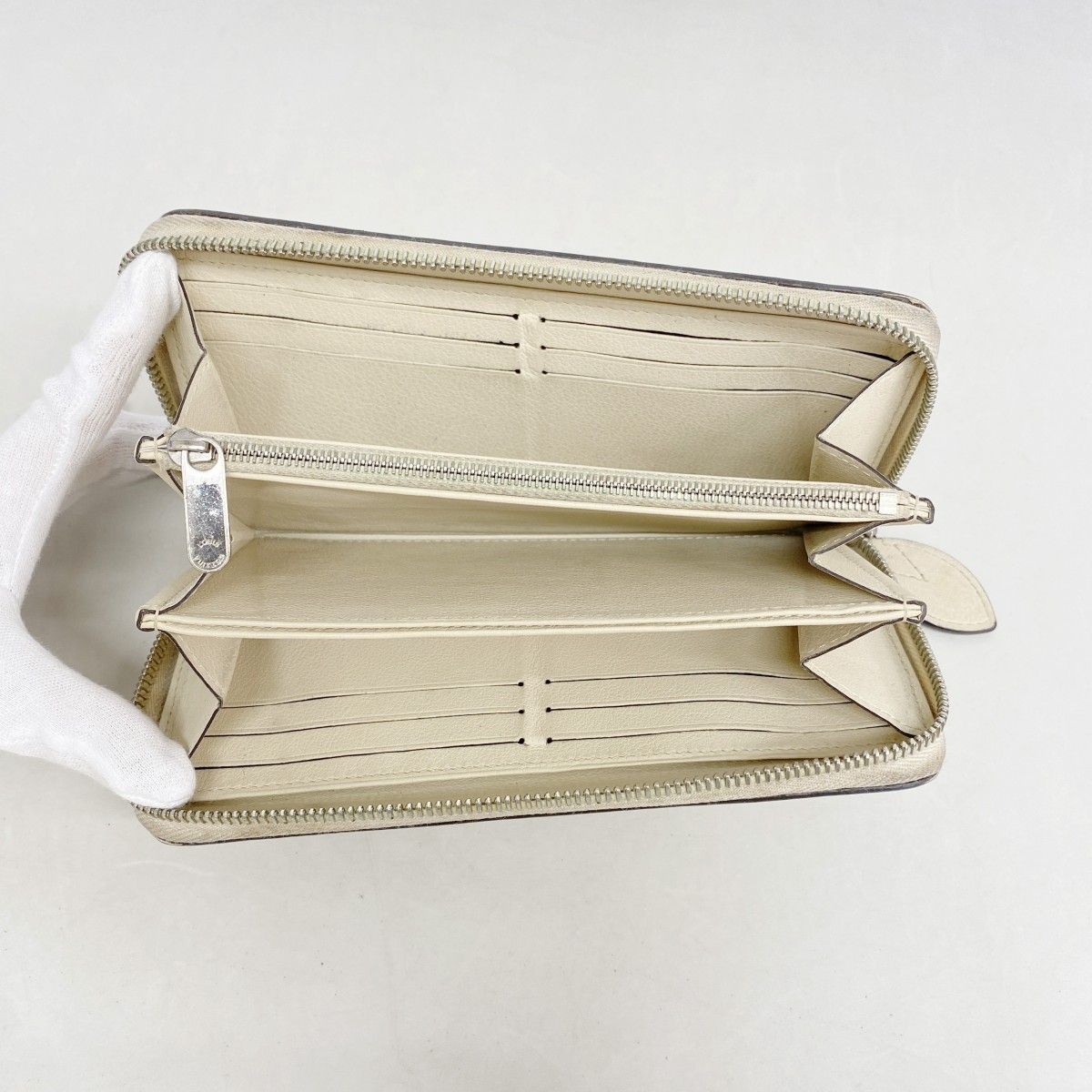 Louis Vuitton Wallet Mahina Zippy Beige — view 3