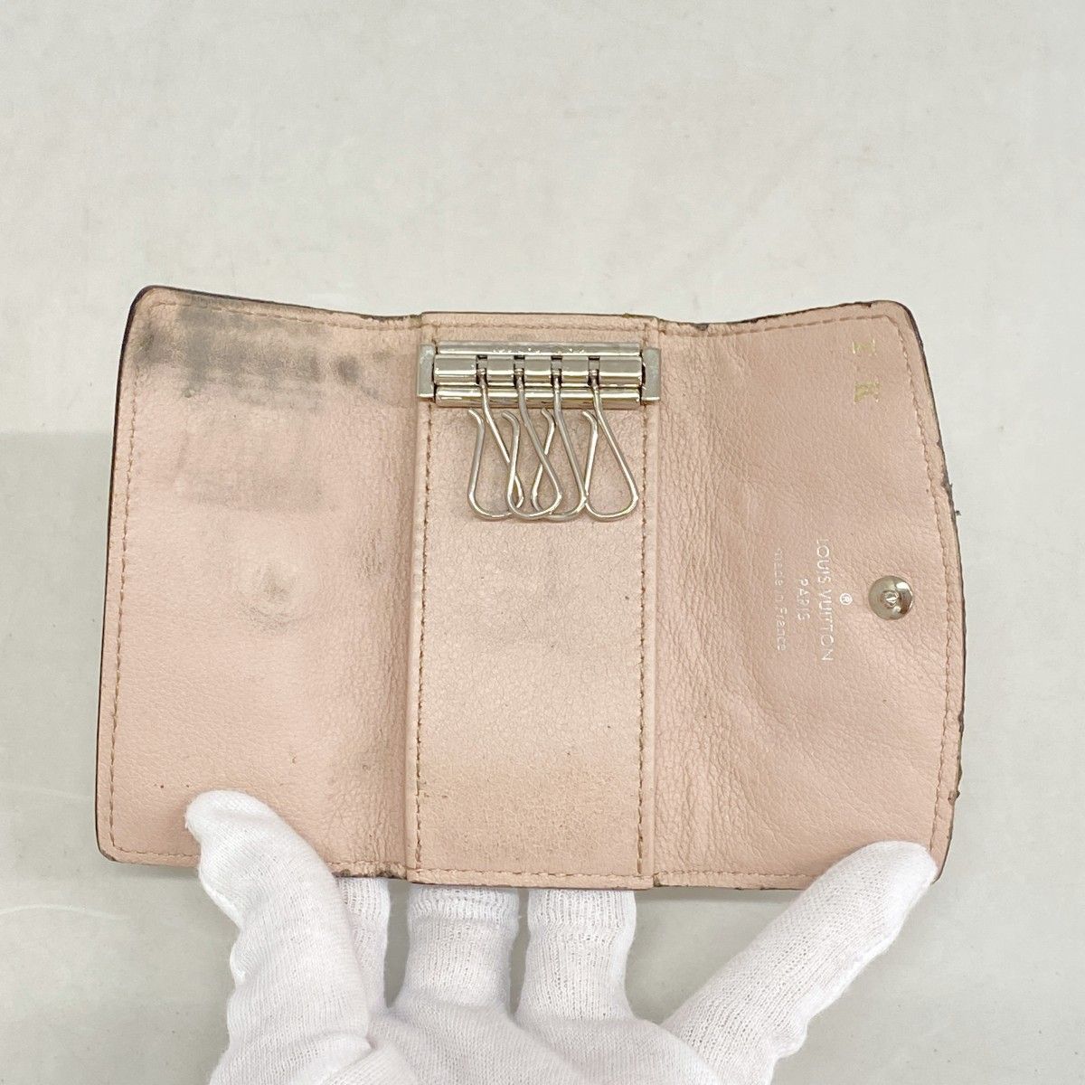 Louis Vuitton Key Case Mahina Multicles 4 Magnolia Key Holder — view 3