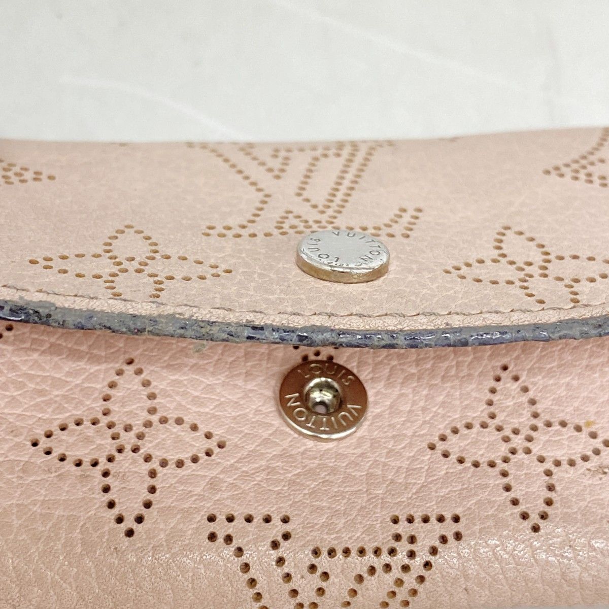Louis Vuitton Key Case Mahina Multicles 4 Magnolia Key Holder — view 9