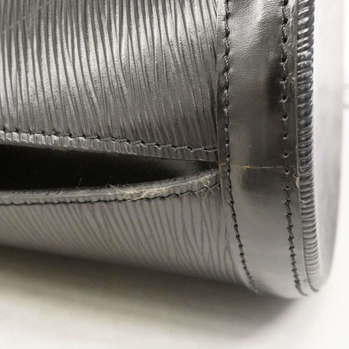 Louis Vuitton Shoulder Bag Epi Cluny Noir — view 8