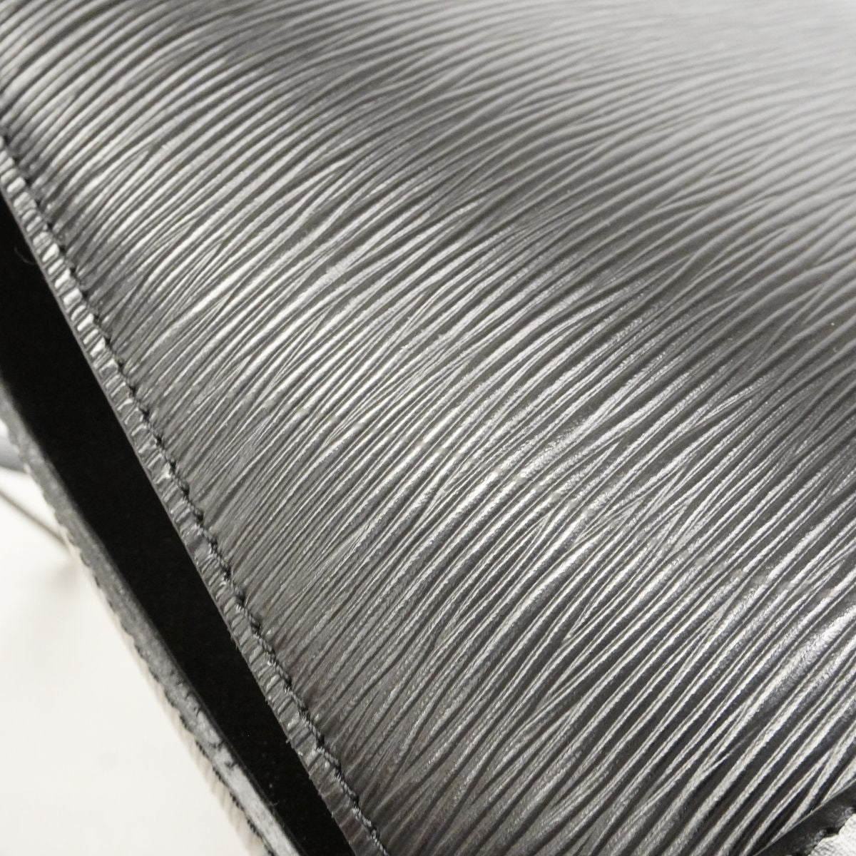 Louis Vuitton Shoulder Bag Epi Cluny Noir — view 9