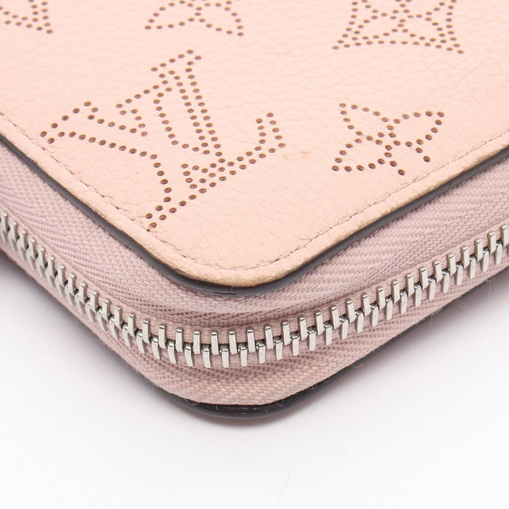 Louis Vuitton Round Wallet Zippy Mahina Magnolia Leather — view 9