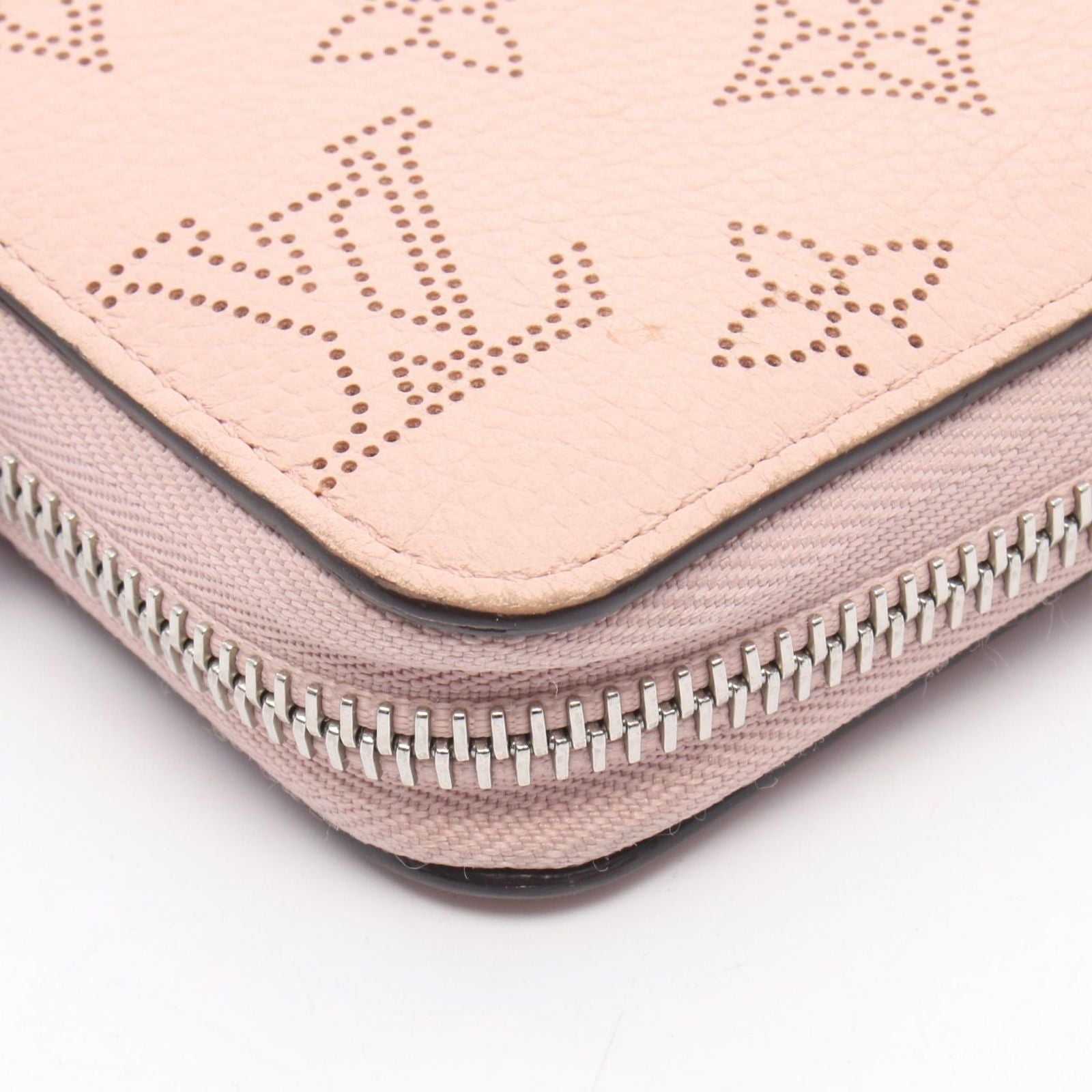 Louis Vuitton Round Wallet Zippy Mahina Magnolia Leather — view 9