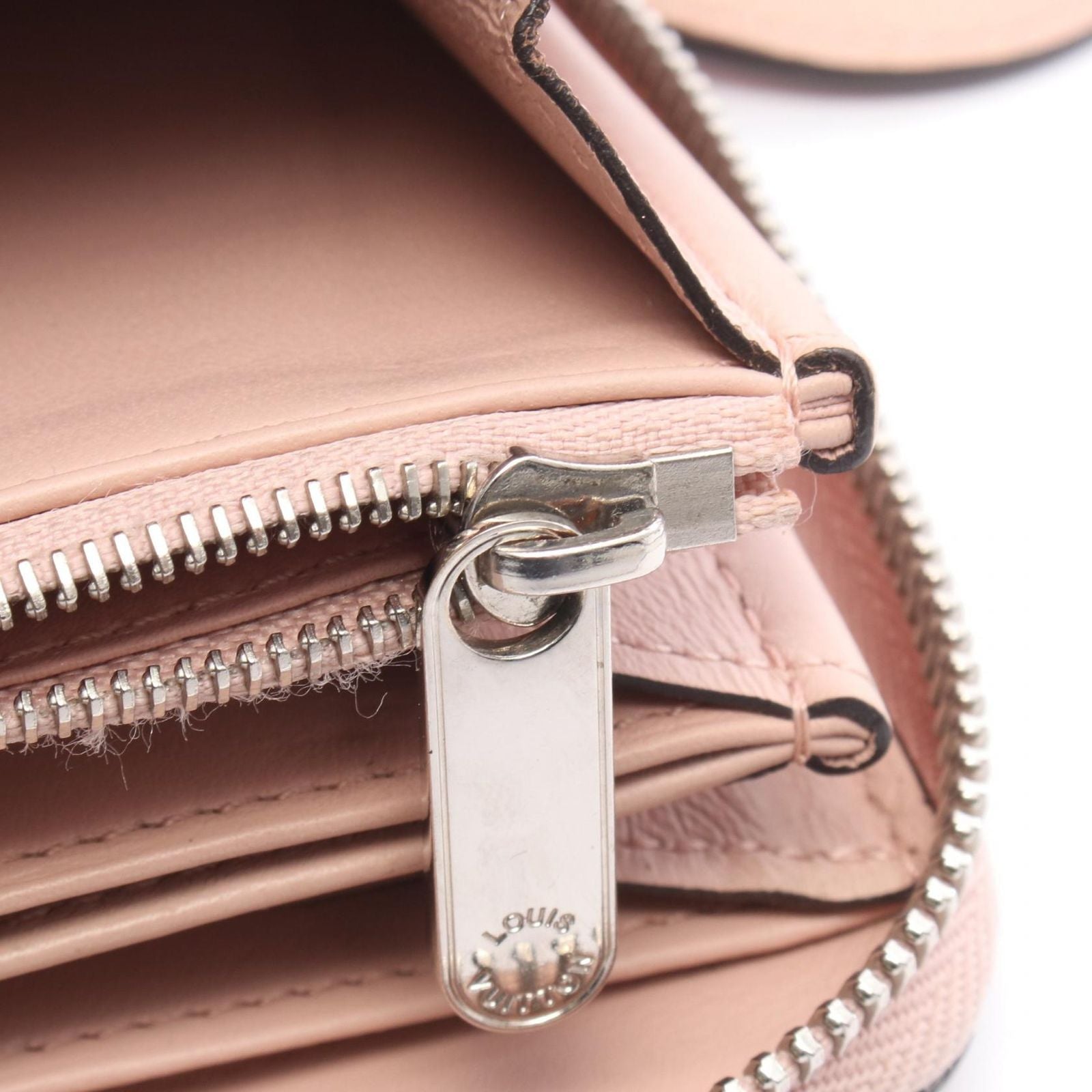 Louis Vuitton Round Wallet Zippy Mahina Magnolia Leather — view 8