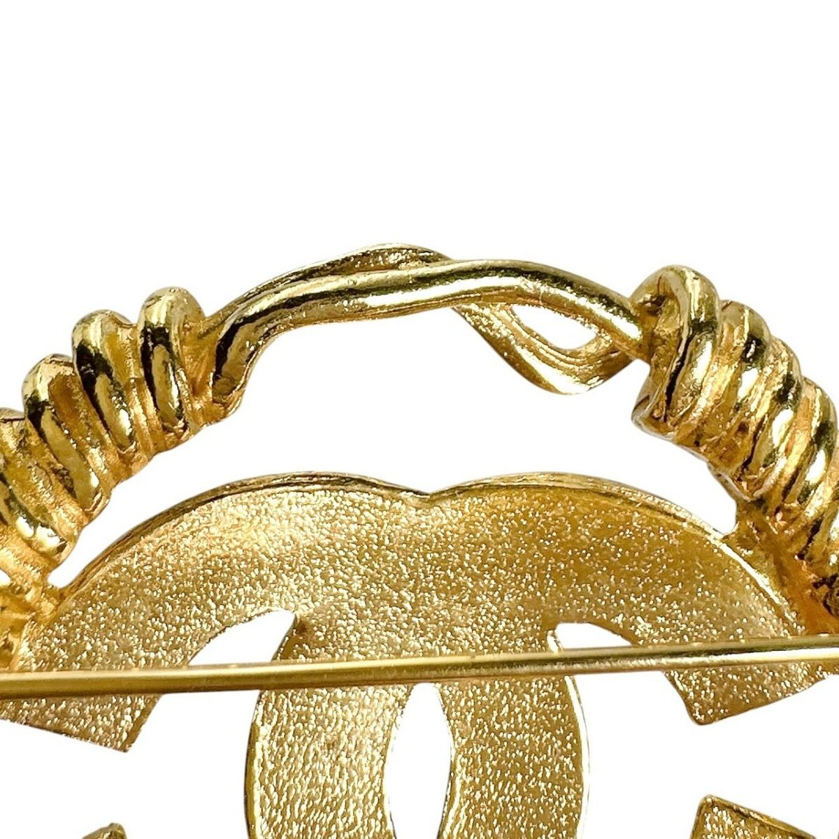 Chanel CC Logo Brooch Gold — view 5