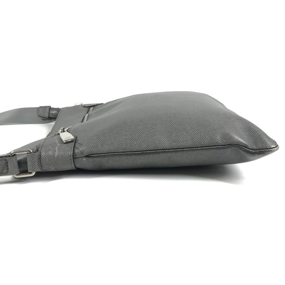 Louis Vuitton Shoulder Bag Sasha Taiga Leather Glacier Gray — view 4