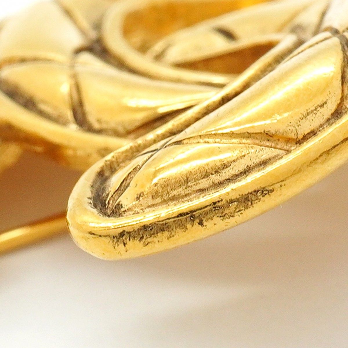 Chanel Brooch Vintage CC Logo Quilted Gold Plated — view 7