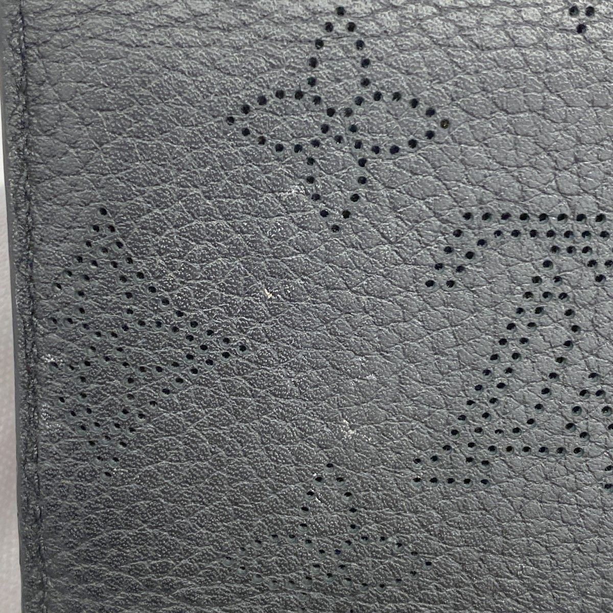 Louis Vuitton Trifold Wallet Mahina Portefeuille Iris XS Noir — view 8