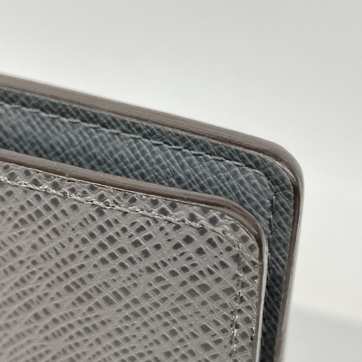 Louis Vuitton Wallet Taiga Portefeuille Brazza Glacier — view 9