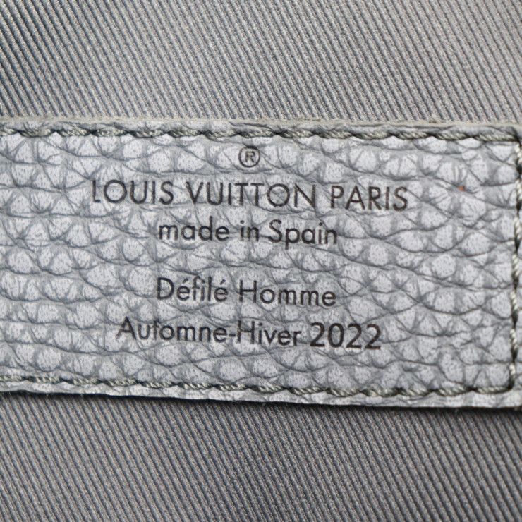 Louis Vuitton Climbing Hobo Cruiser PM Shoulder Bag Taurillon Leather Gray — view 8