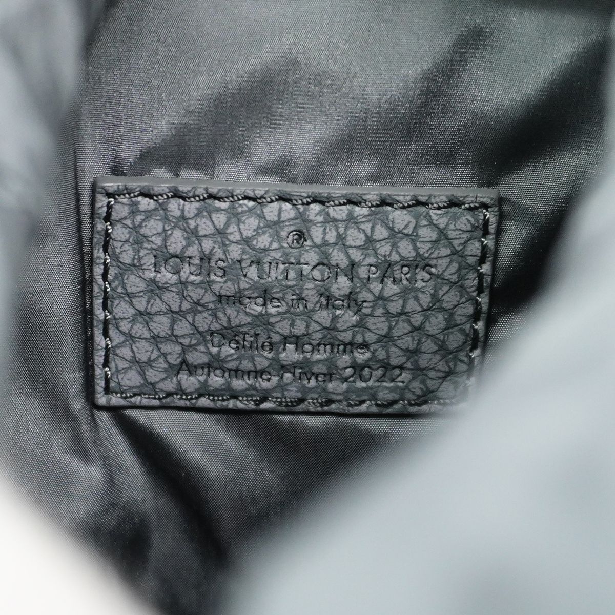 Louis Vuitton Shoulder Bag Taurillon Climbing Chalk Pouch Granite Gray — view 5