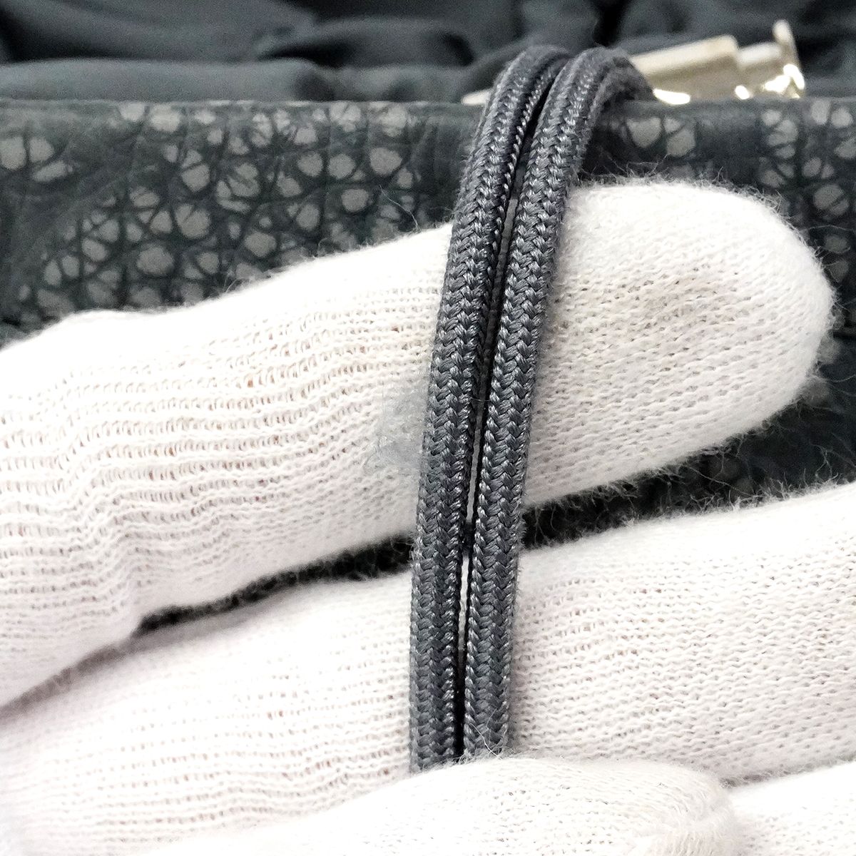 Louis Vuitton Shoulder Bag Taurillon Climbing Chalk Pouch Granite Gray — view 7