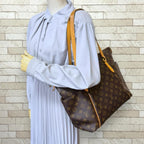 Louis Vuitton Totally MM Monogram Shoulder Bag Canvas Brown — view 2