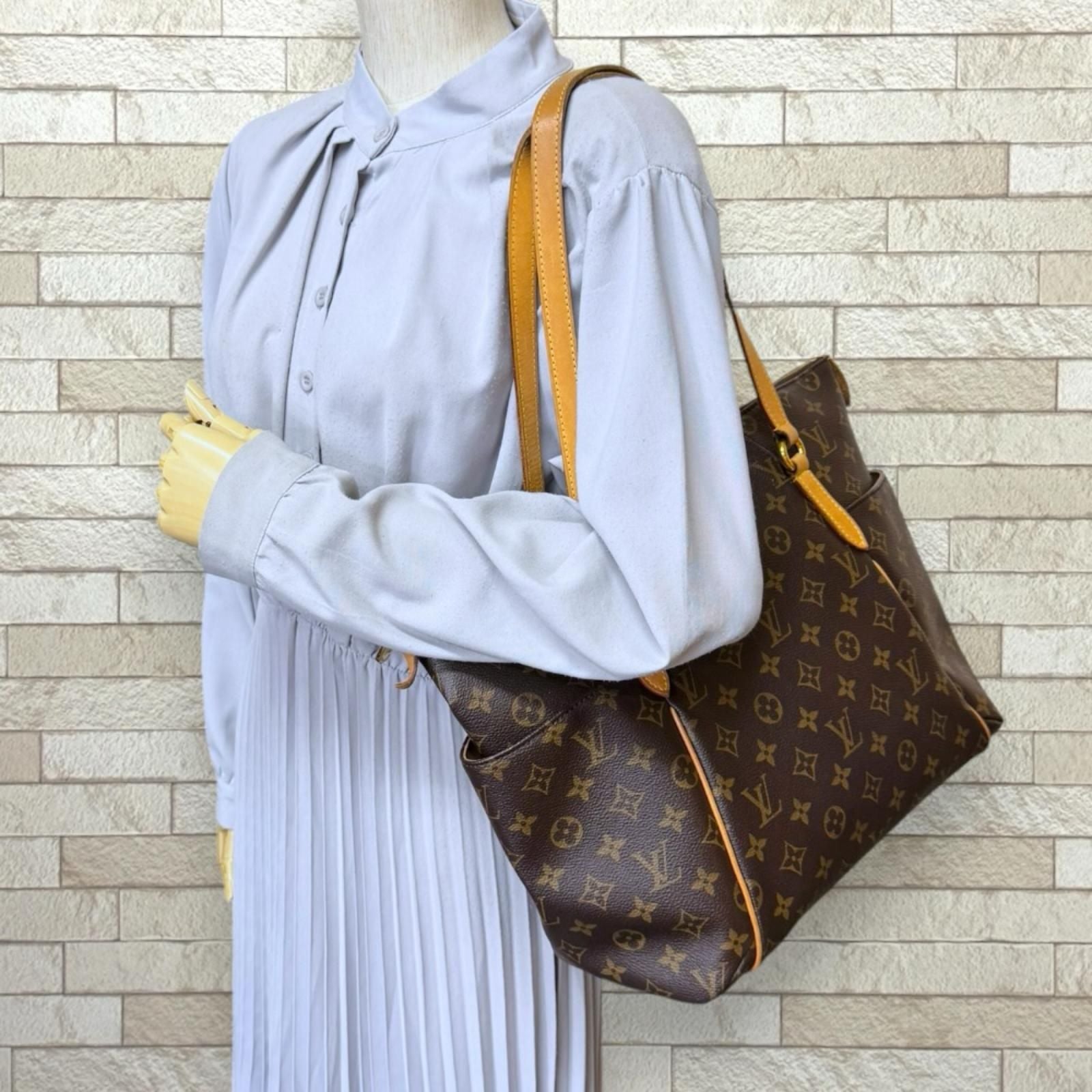 Louis Vuitton Totally MM Monogram Shoulder Bag Canvas Brown — view 2