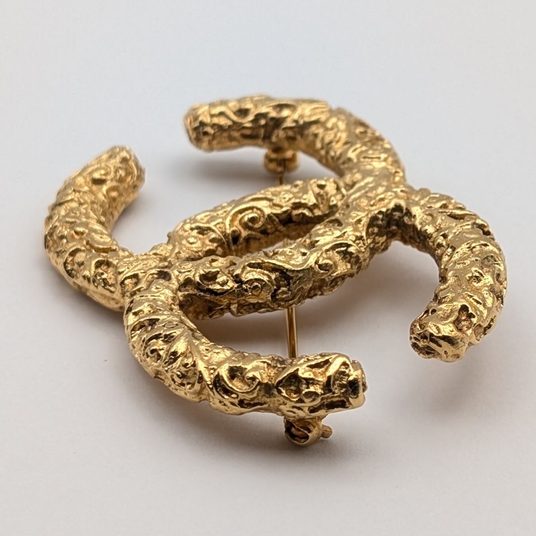Chanel Brooch CC Logo Lava Gold Vintage — view 2