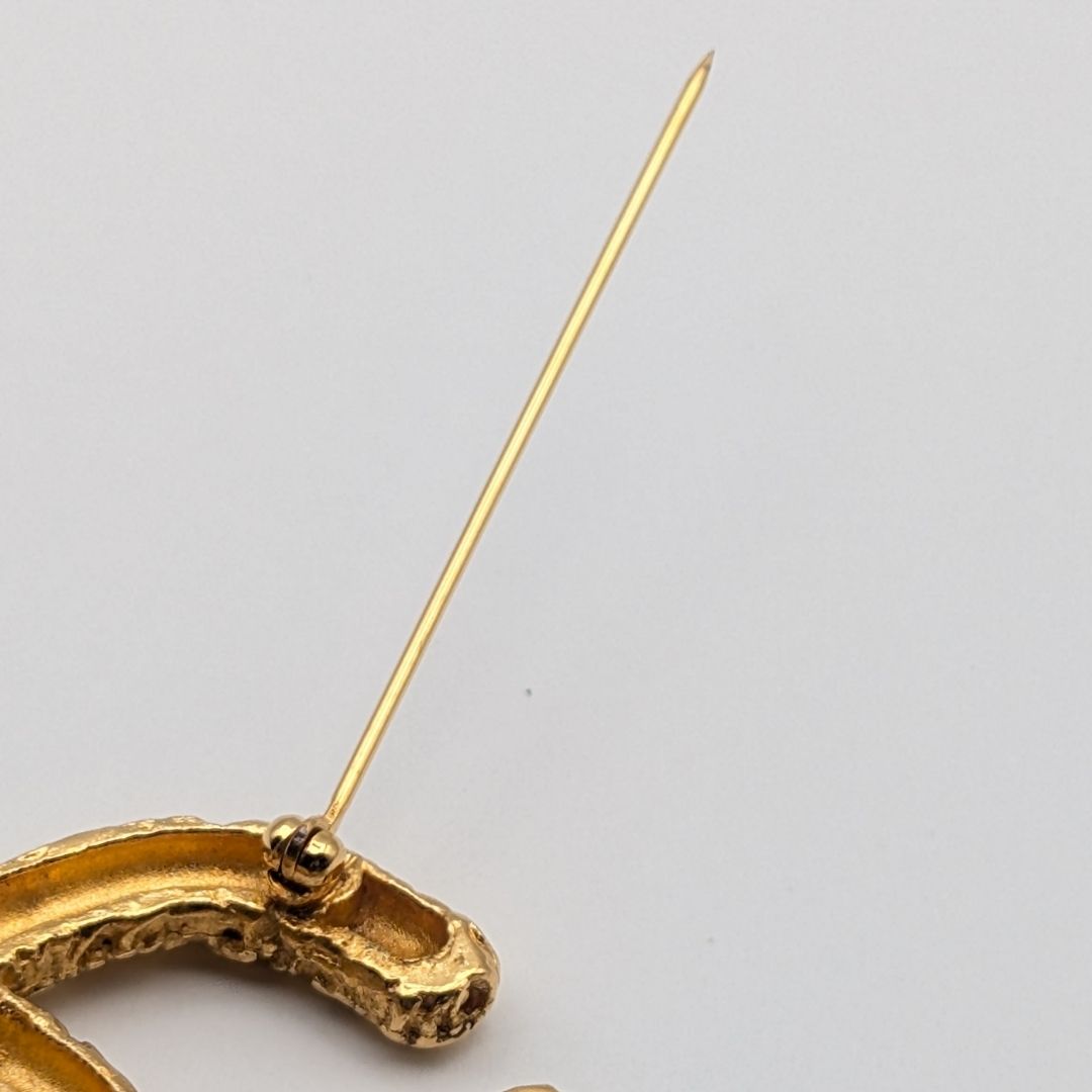 Chanel Brooch CC Logo Lava Gold Vintage — view 6