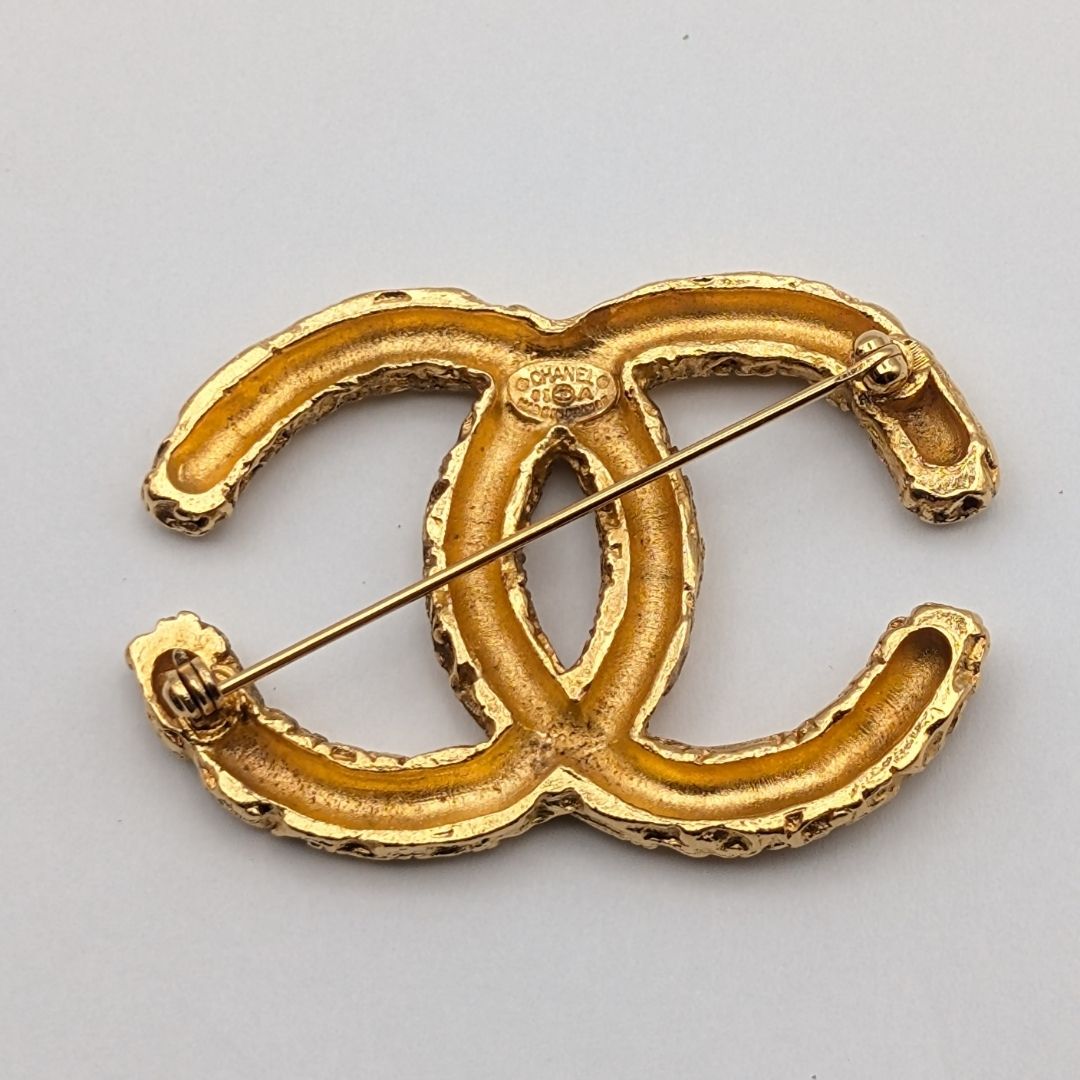 Chanel Brooch CC Logo Lava Gold Vintage — view 4