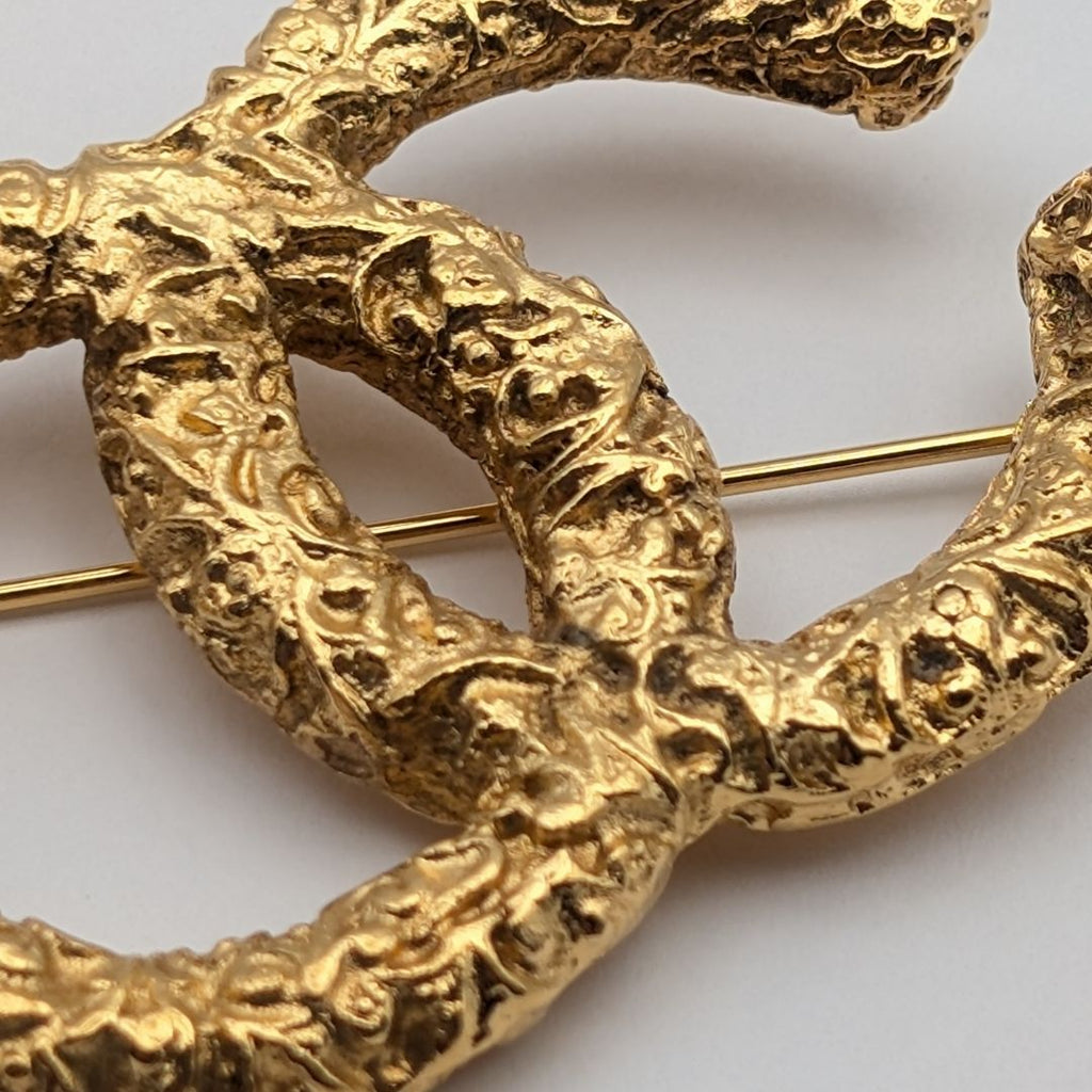 Chanel Brooch CC Logo Lava Gold Vintage — view 3