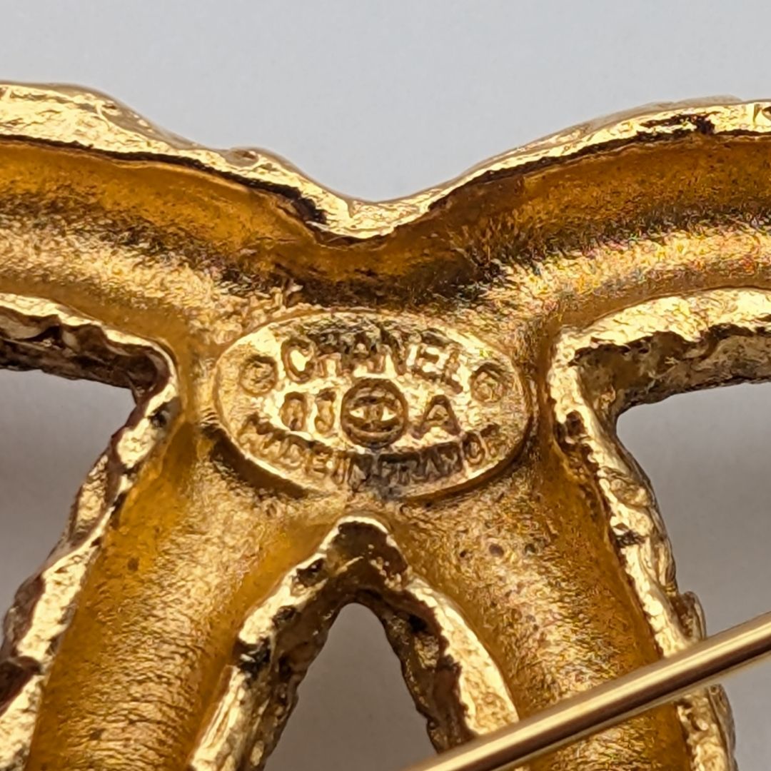Chanel Brooch CC Logo Lava Gold Vintage — view 7