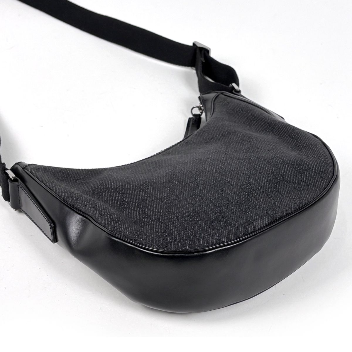 Gucci GG Pattern Shoulder Bag Canvas Black — view 2