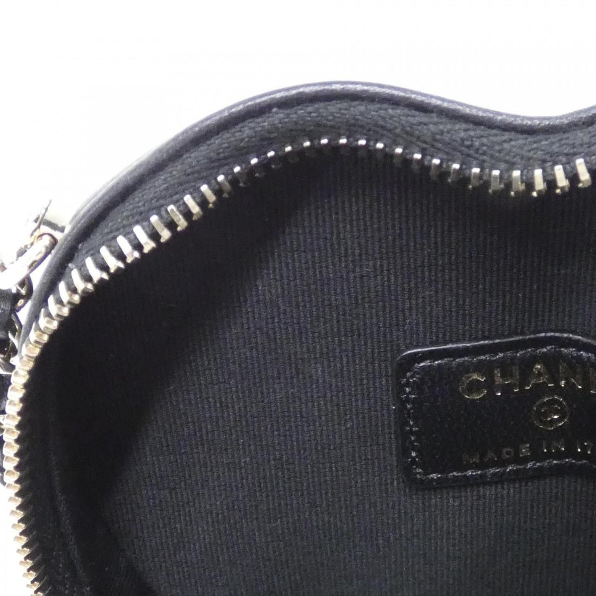 Chanel Shoulder Bag Black Heart — view 7