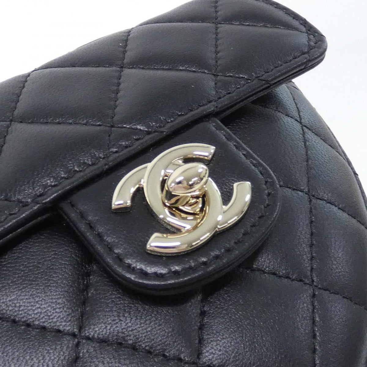 Chanel Shoulder Bag Black Heart — view 4
