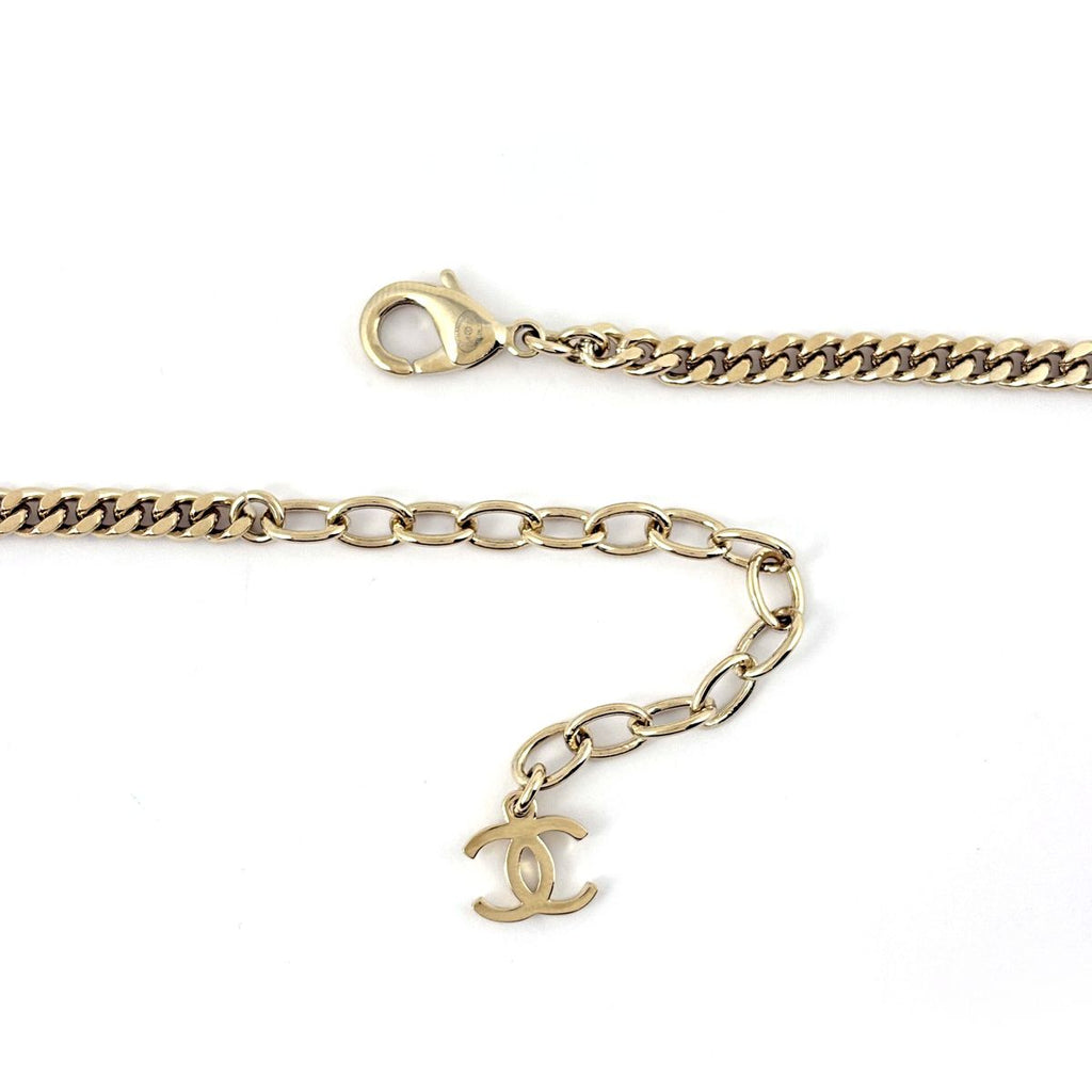 Chanel CC Logo Faux Pearl Necklace Bag Motif White Gold — view 3