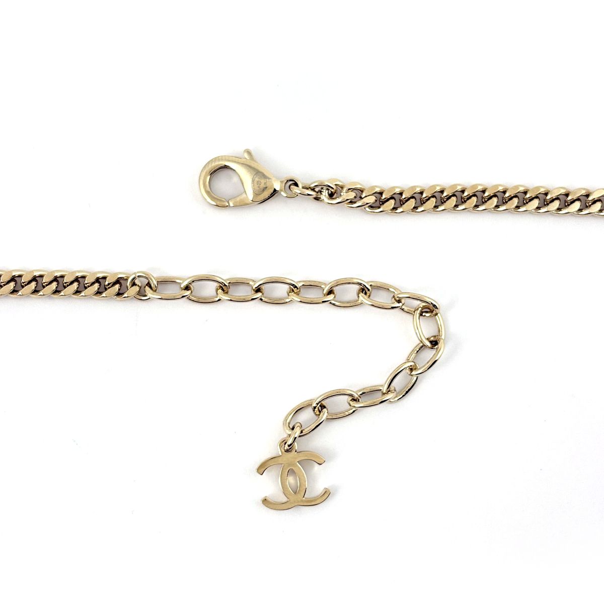 Chanel CC Logo Faux Pearl Necklace Bag Motif White Gold — view 3