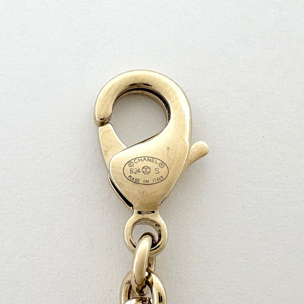 Chanel CC Logo Faux Pearl Necklace Bag Motif White Gold — view 4