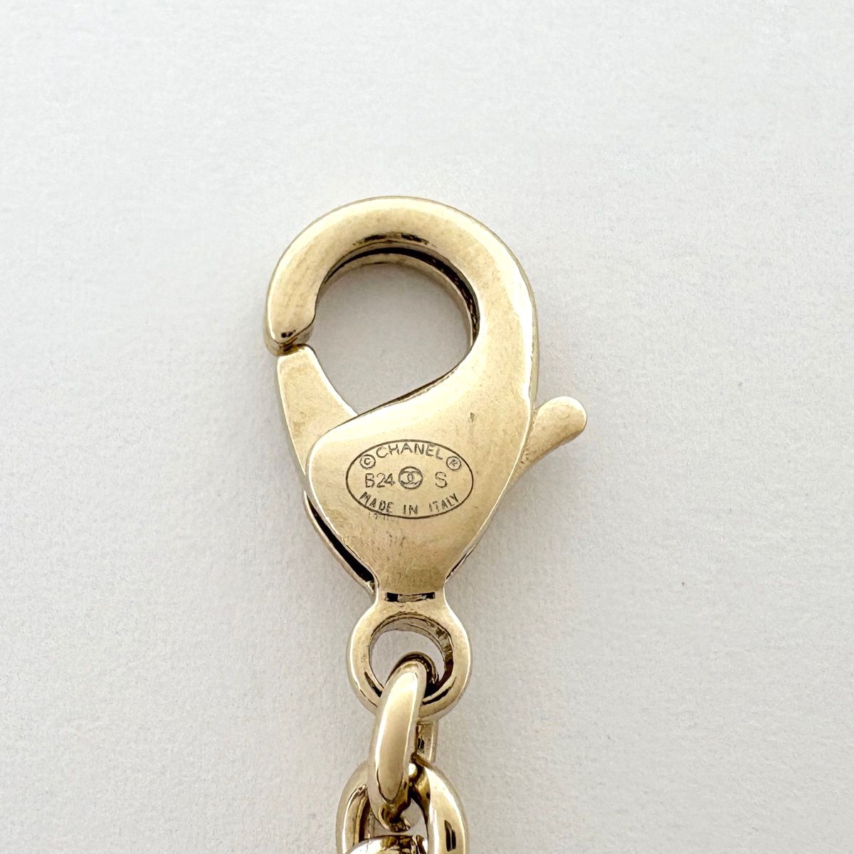 Chanel CC Logo Faux Pearl Necklace Bag Motif White Gold — view 4