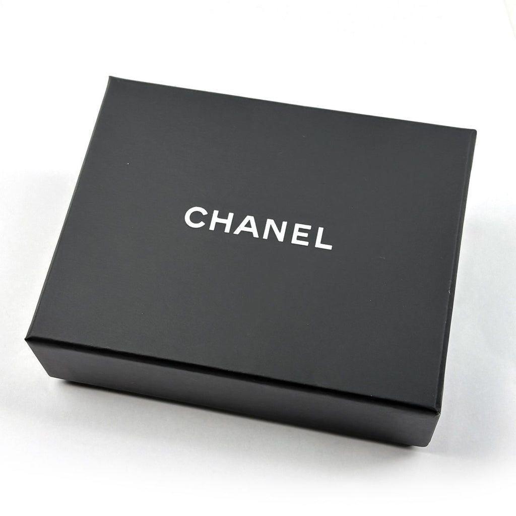 Chanel CC Logo Faux Pearl Necklace Bag Motif White Gold — view 6