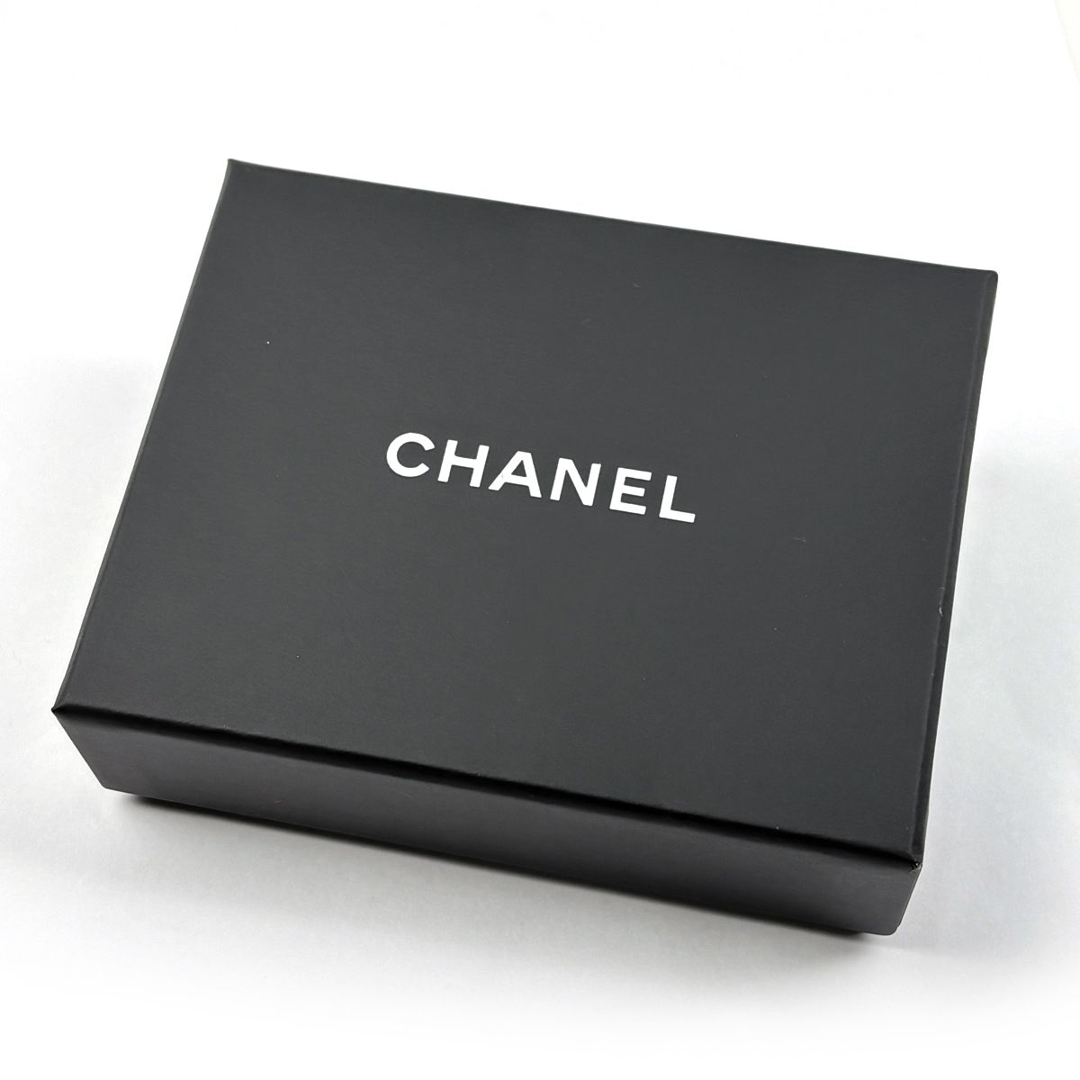 Chanel CC Logo Faux Pearl Necklace Bag Motif White Gold — view 6