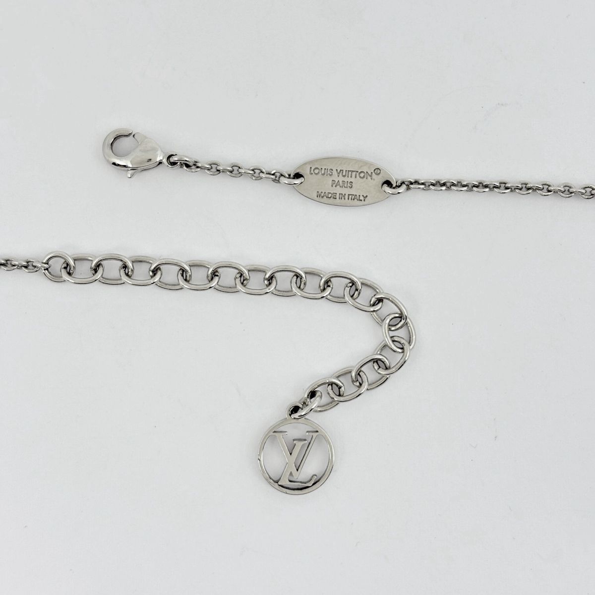 Louis Vuitton Essential Necklace Silver Plated — view 3
