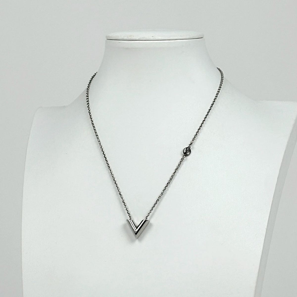 Louis Vuitton Essential Necklace Silver Plated — view 4