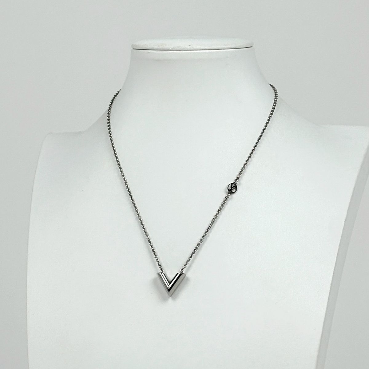 Louis Vuitton Essential Necklace Silver Plated — view 4