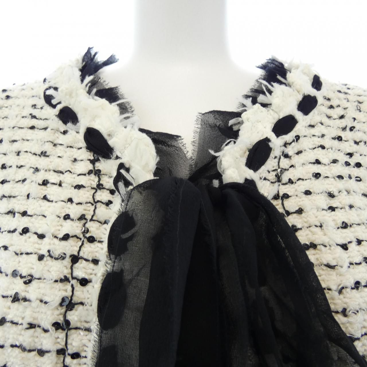 Chanel Vintage Collarless Jacket — view 5