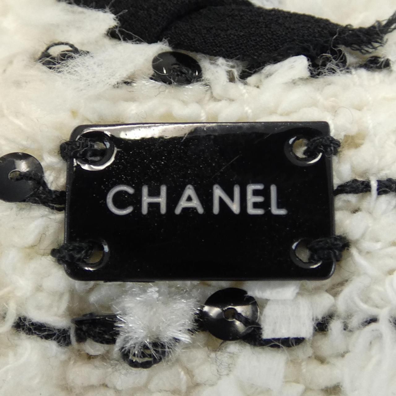 Chanel Vintage Collarless Jacket — view 7
