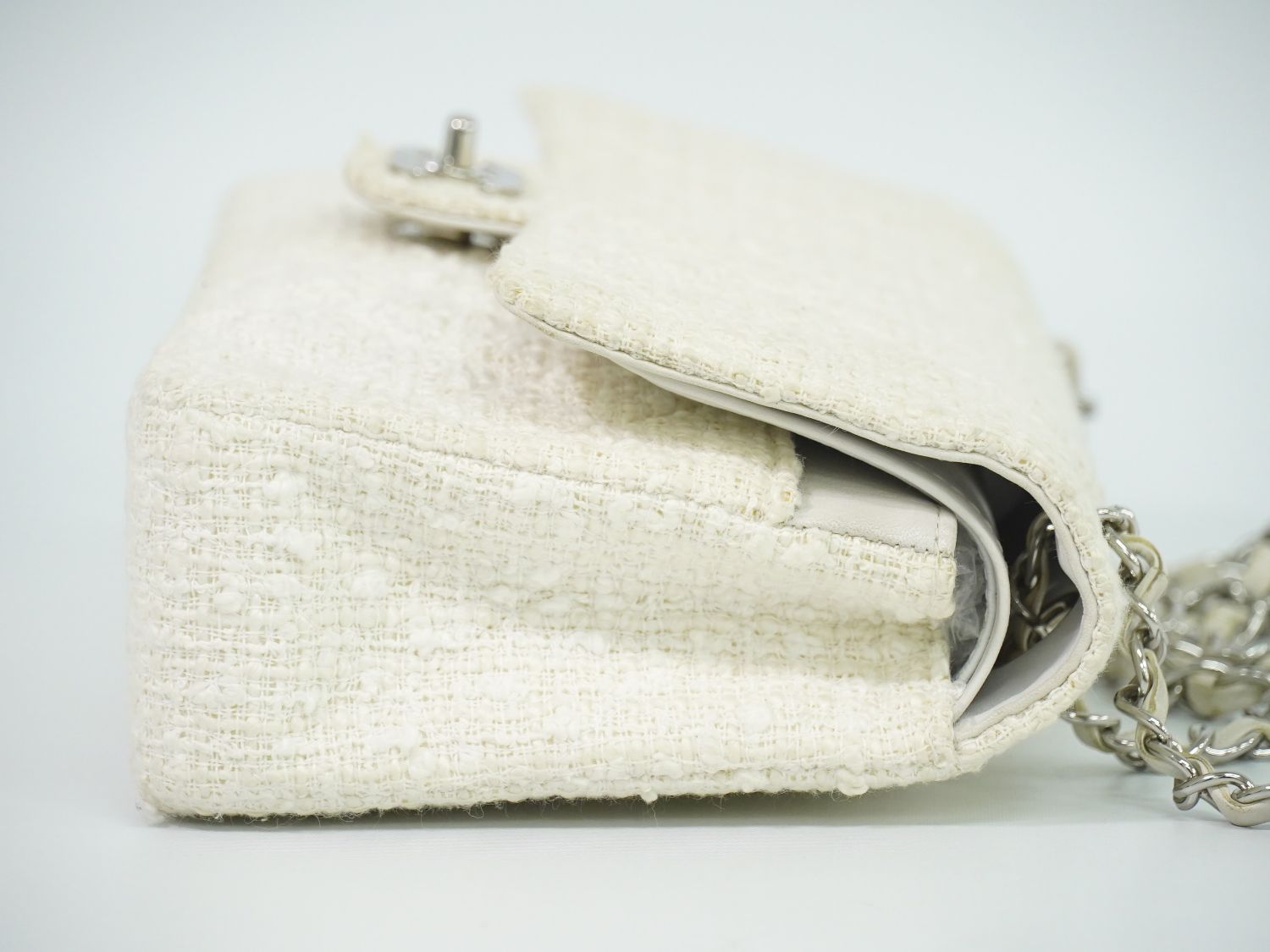Chanel CC Logo Quilted 25 Double Flap Chain Shoulder Bag Tweed White — view 4