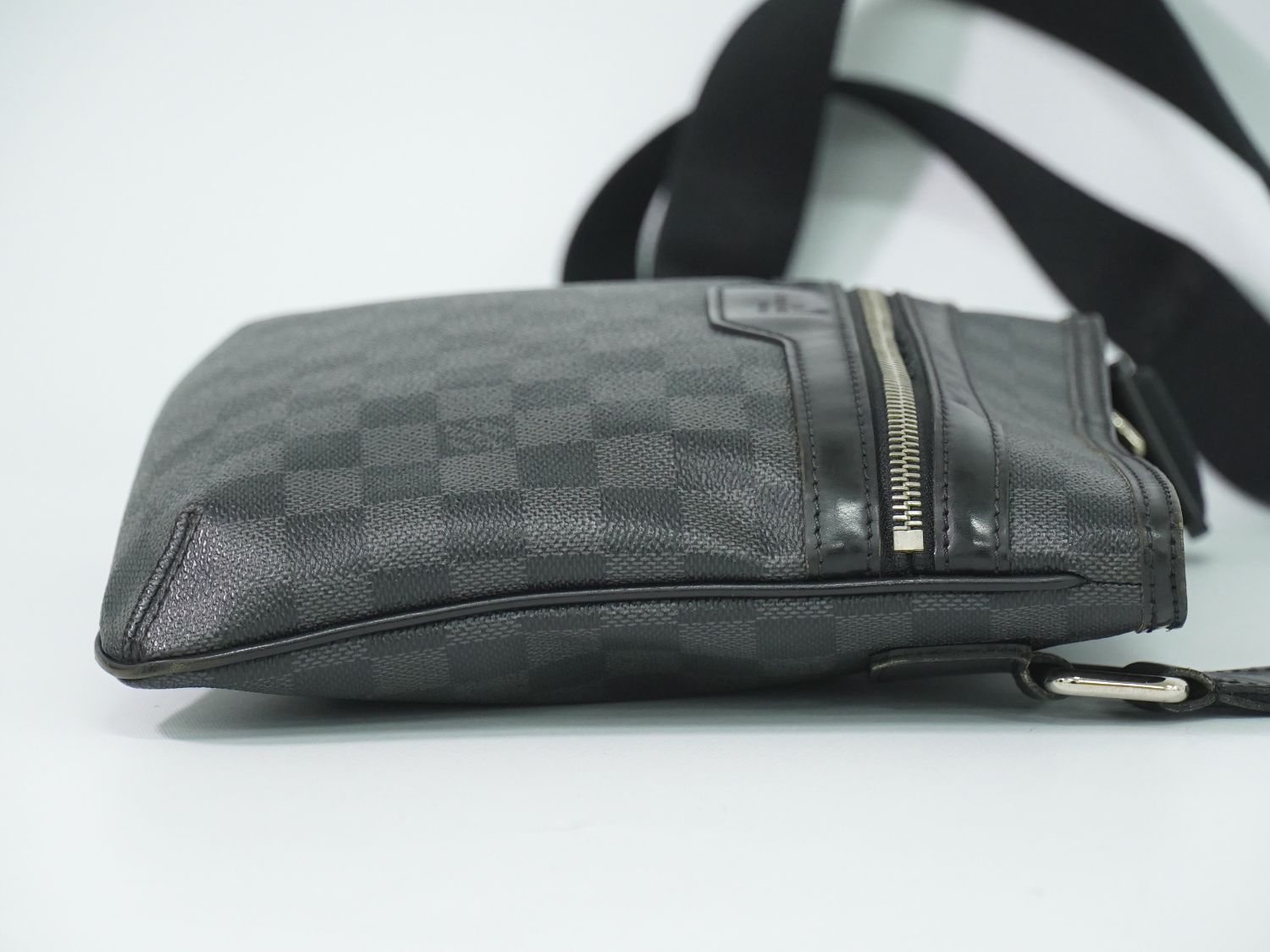 Louis Vuitton LV Thomas Damier Graphite Shoulder Bag Pochette Black Gray — view 4