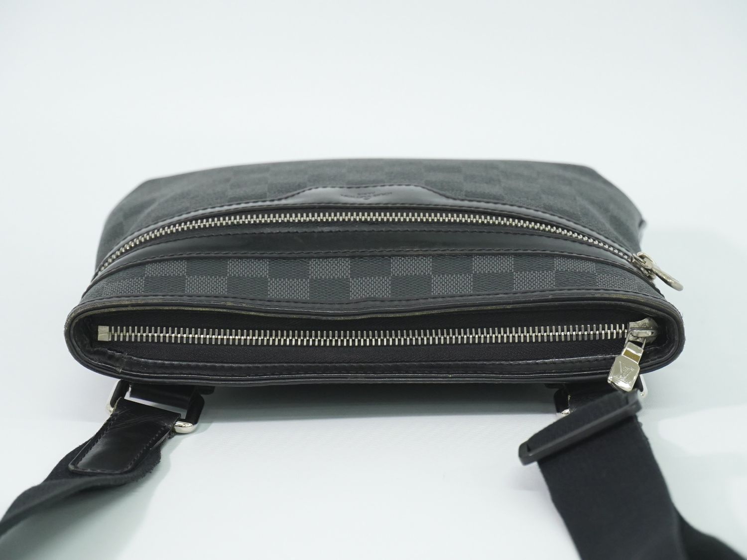 Louis Vuitton LV Thomas Damier Graphite Shoulder Bag Pochette Black Gray — view 5