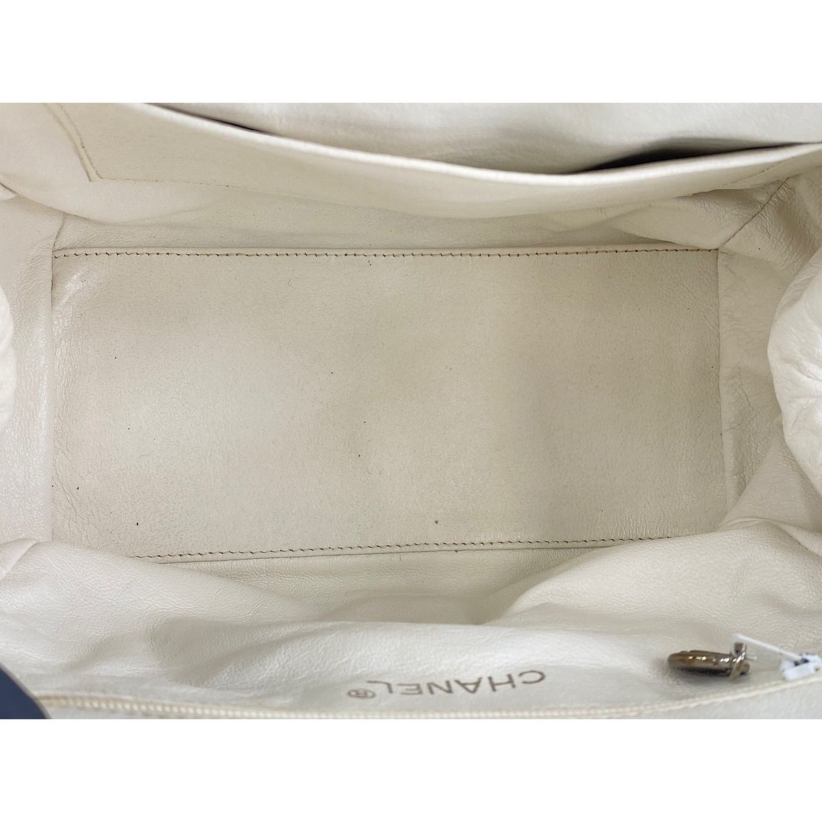 Chanel Shoulder Bag Caviar Leather Quilted — view 9