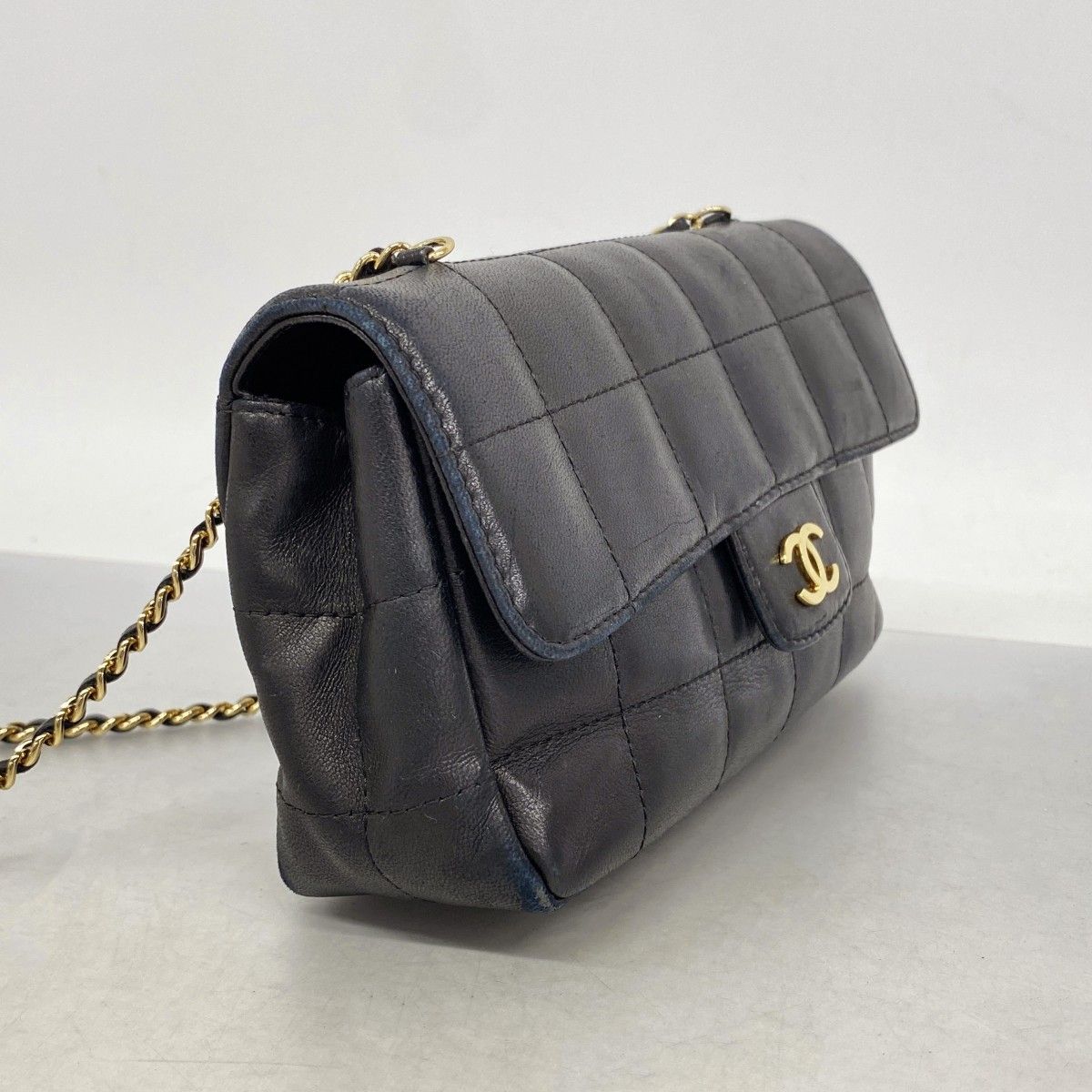 Chanel Shoulder Bag Choco Bar Lambskin Black Gold — view 2