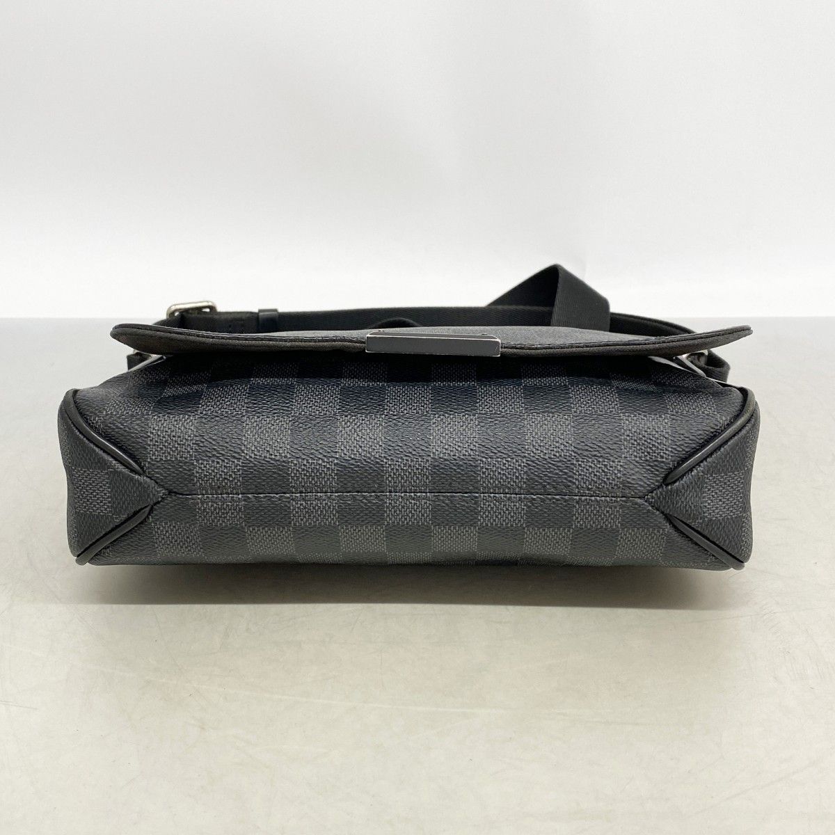 Louis Vuitton Shoulder Bag Damier Graphite District PM Gray — view 3