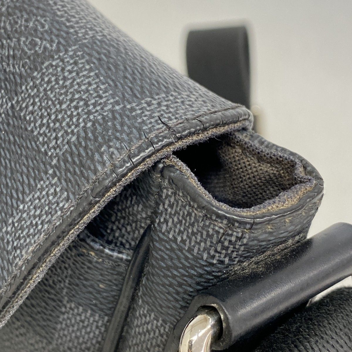 Louis Vuitton Shoulder Bag Damier Graphite District PM Gray — view 9
