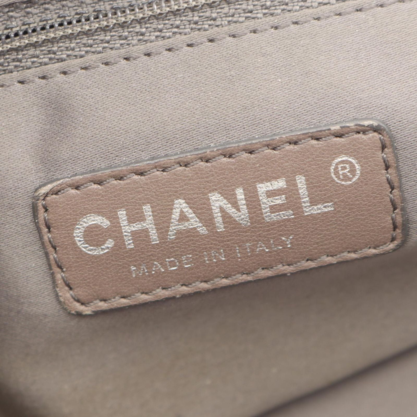 Chanel Shoulder Bag 2.55 Perforated White Leather Chain — view 4