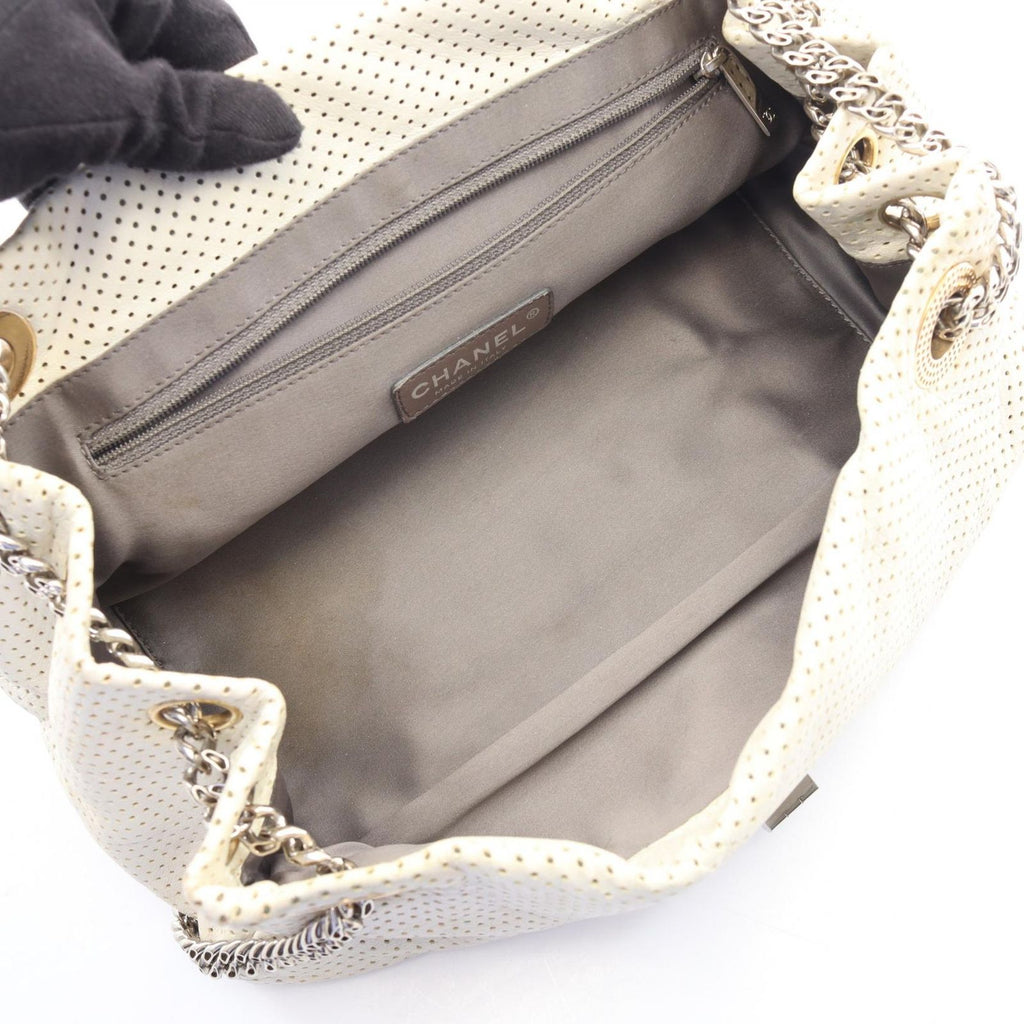 Chanel Shoulder Bag 2.55 Perforated White Leather Chain — view 3