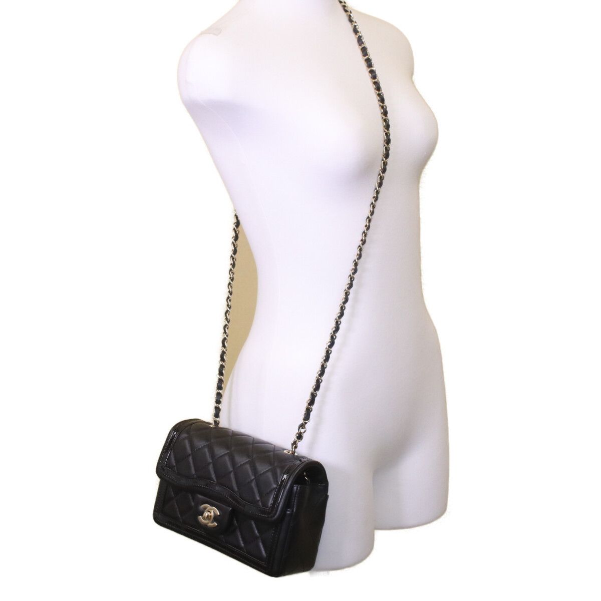Chanel Quilted 20 Black Lambskin Patent Gold Single Flap — view 9