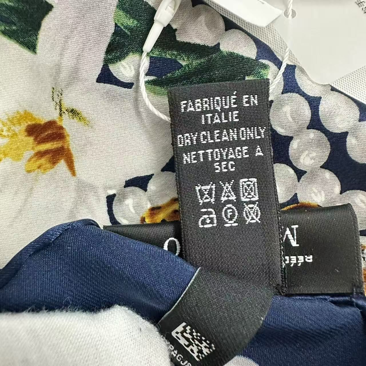Chanel Scarf Silk Flower-&pearl Logo Black — view 9